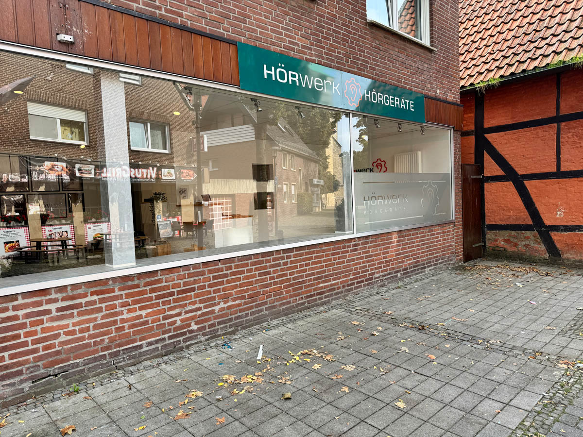 Das Bild zeigt die Außenansicht von Hörwerk Hörakustiker in Everswinkel. Kunden aus Everswinkel, Ennigerloh und Münster finden Hörgeräte bei Hörwerk Hörgerätakustik.