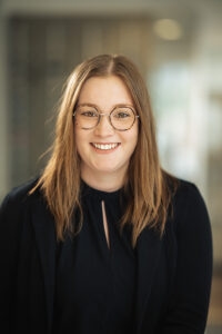 Hörwerk Hörakustik Janina Höllmann Hörakustikmeisterin Das Bild zeigt die Hörakustikmeisterin von Hörwerk Hörakustik in Freckenhorst bei Warendorf Janina Höllmann