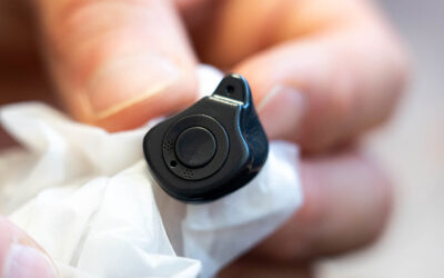 Warum Reinigung, Trocknung und Kontrolle den Unterschied machen: Die unsichtbaren Säulen deiner Hörgeräte-Versorgung Warum Reinigung, Trocknung und Kontrolle den Unterschied machen: Die unsichtbaren Säulen deiner Hörgeräte-Versorgung