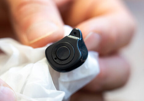 Warum Reinigung, Trocknung und Kontrolle den Unterschied machen: Die unsichtbaren Säulen deiner Hörgeräte-Versorgung