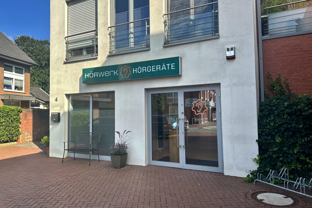 Das Bild zeigt die Außenfront des Hörakustikers Hörwerk in Glandorf