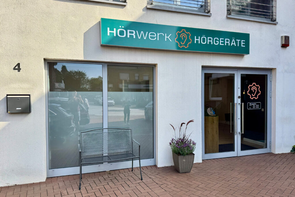 Das Bild zeigt die Außenfront des Hörakustikers Hörwerk in Glandorf
