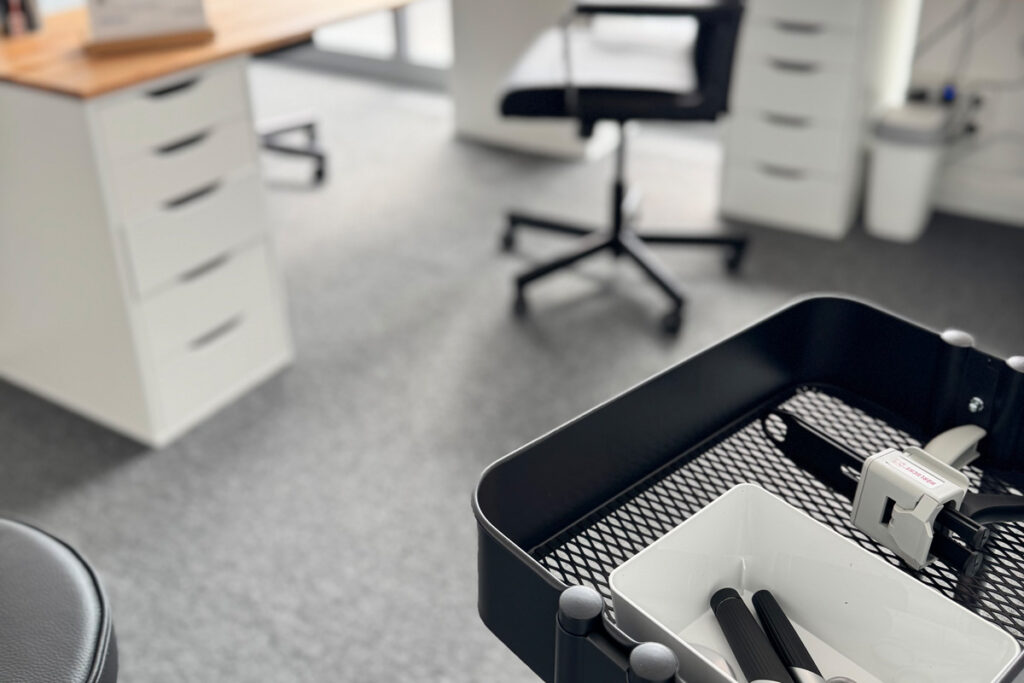 Behandlungswerkzeug im Beratungszimmer des Hörakustikers Hörwerk in Glandorf