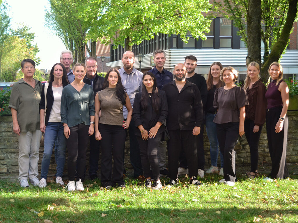 Auf dem Bild sieht man das Team von Hörwerk Hörakustik bei einem Teamevent.